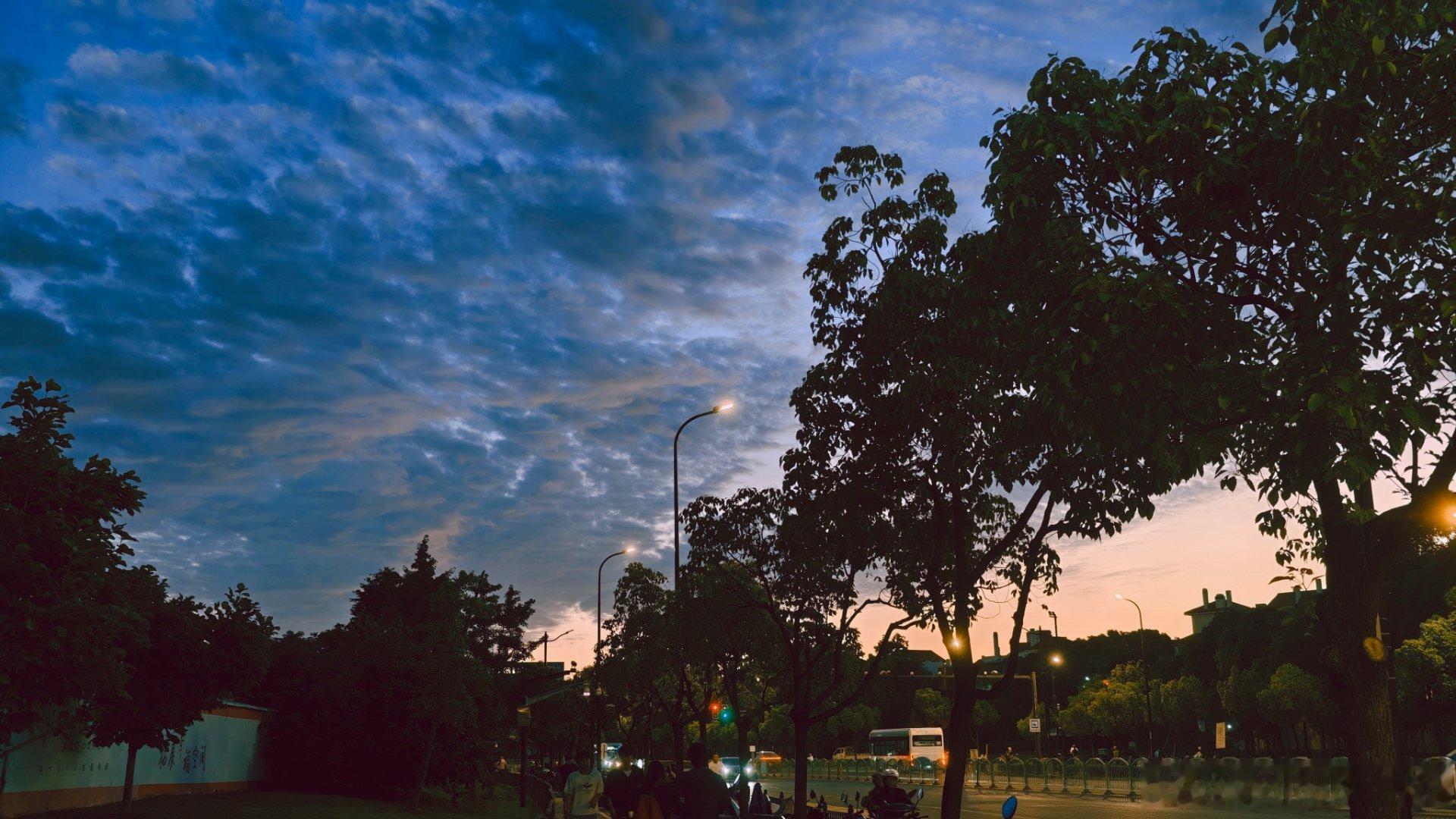 天长了终于能在下班的路上看到太阳了 