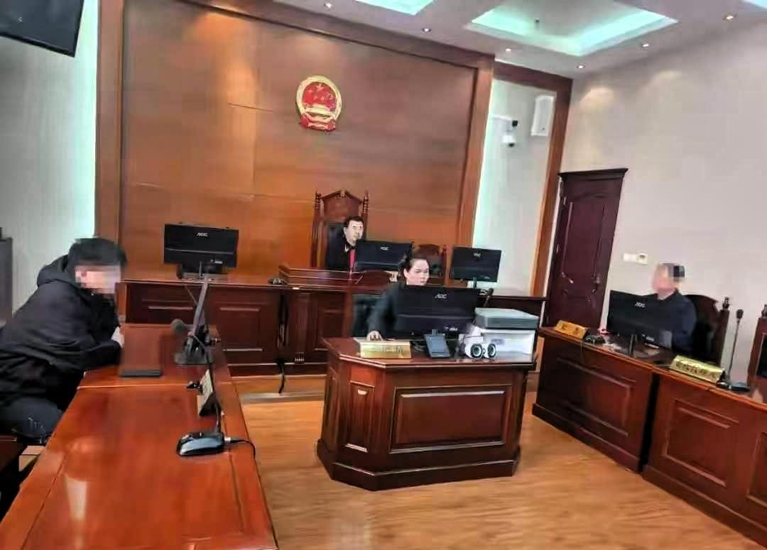 黑龙江大庆，男子怀疑儿子不是亲生，和妻子离婚后，放弃儿子抚养权。

此后几十年对