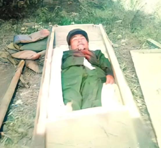 1979年，一位名叫李光华的战士，在对越自卫反击战中牺牲，在他被安葬前，战友们给