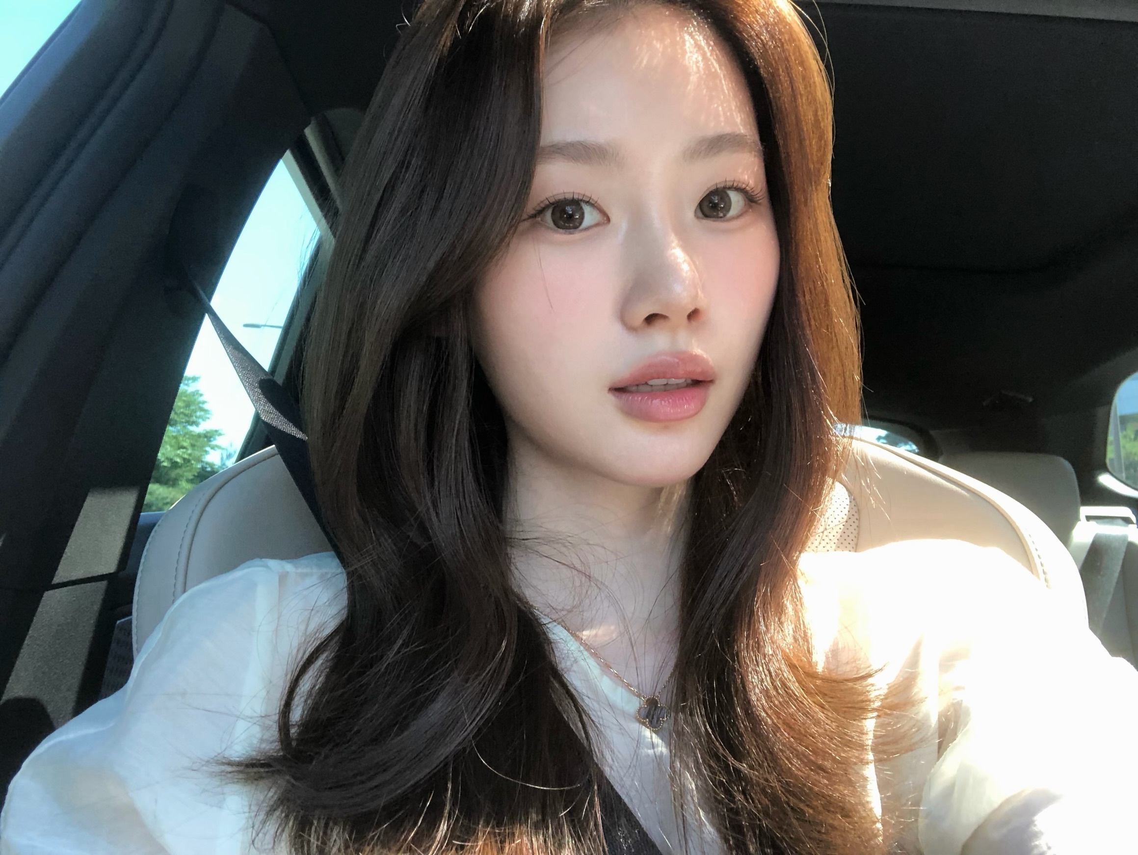 换乘恋爱3 有贞ins更新：好久没化妆了心情很好 等红灯的时候自拍了五十张🫰?