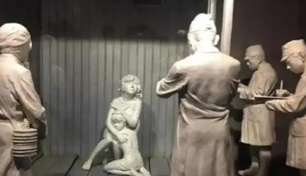 1938年，为了满足自己对女性生殖构造的好奇心，一鬼子军医让人把一女人使劲儿摁倒