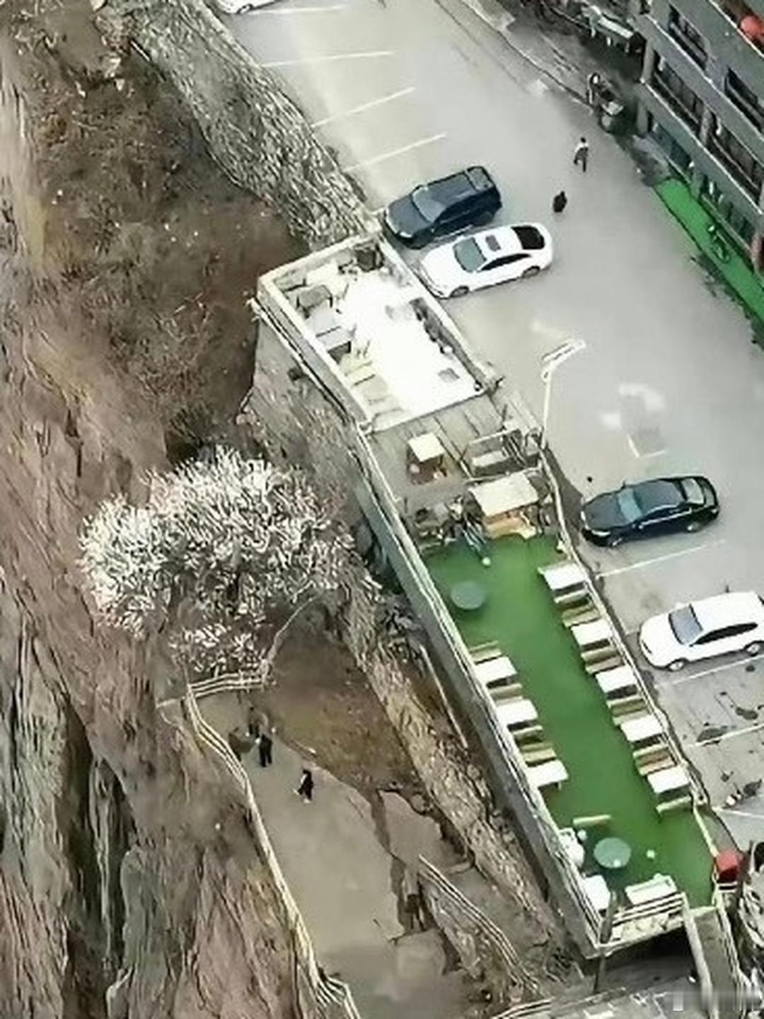 一个敢施工一个敢住！住这种环境你还敢生小孩养小孩吗？ 