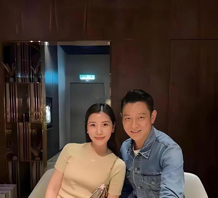 64岁刘德华陪朱丽倩回马来西亚娘家，和妻舅陈志远一家吃饭，看那状态可好啦 