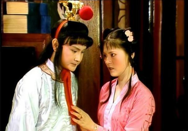 贾宝玉初尝禁果，是主动还是被动？贾宝玉与袭人在房里聊天，宝玉说自己前天做了一个梦