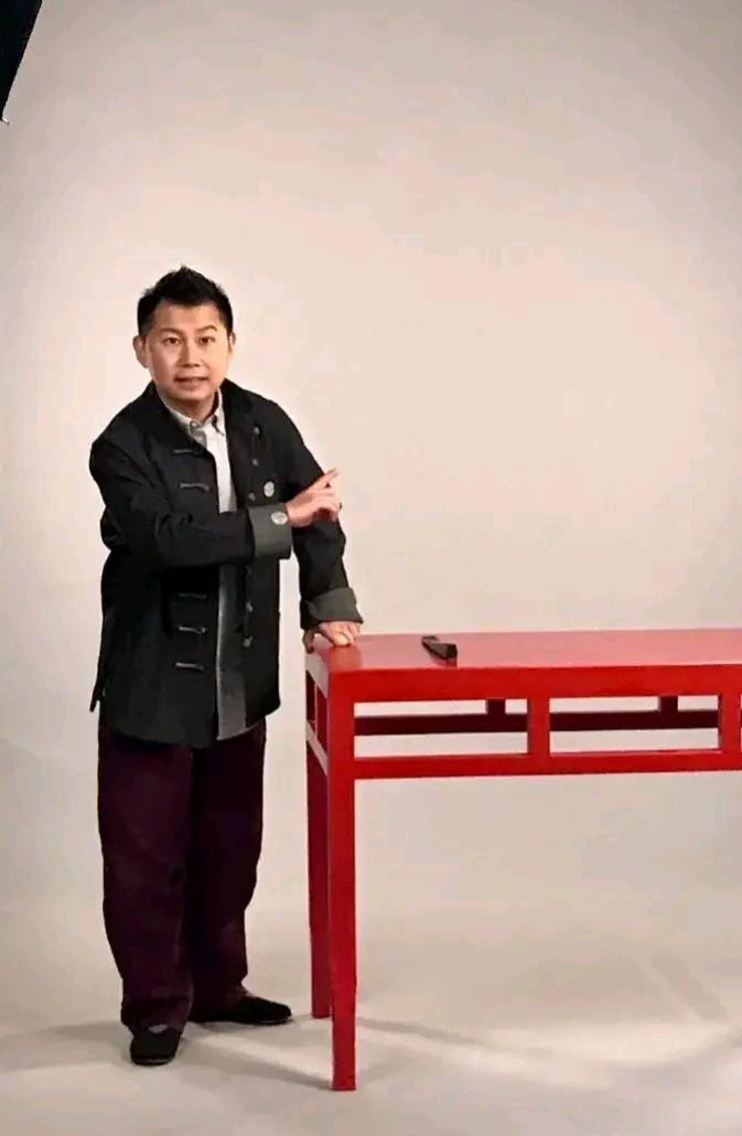 真没想到，何云伟竟然是国家一级演员，而且享受国家补贴。
这就奇怪了，徒弟是国家一