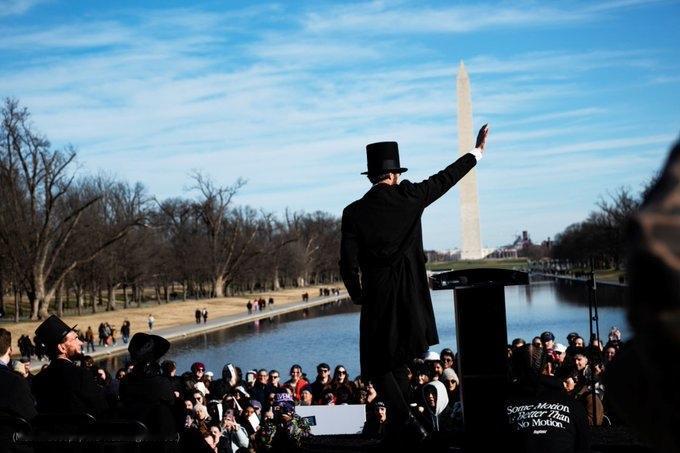 当地时间上周六下午，美国华盛顿数百人聚集在林肯纪念堂，纪念一美分硬币时代的结束。