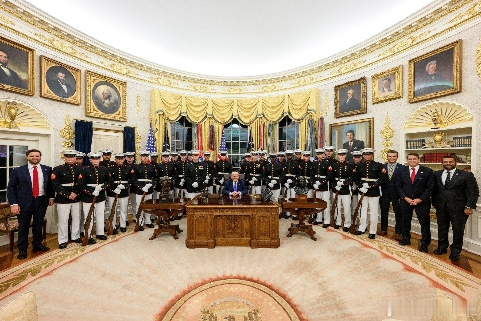 ‼️特朗普与美国海军陆战队合影：热点现场海外新鲜事海外编译精选 ​​​