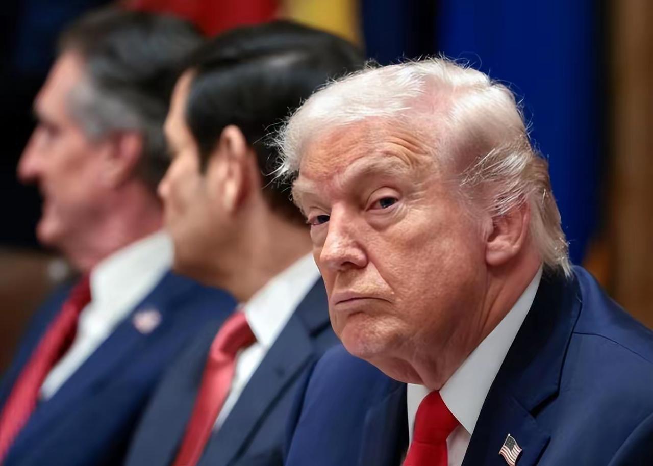 世人总笑特朗普疯癫随性，可一到围堵中国这件事上，他倒显得格外“清醒精准”。

拿