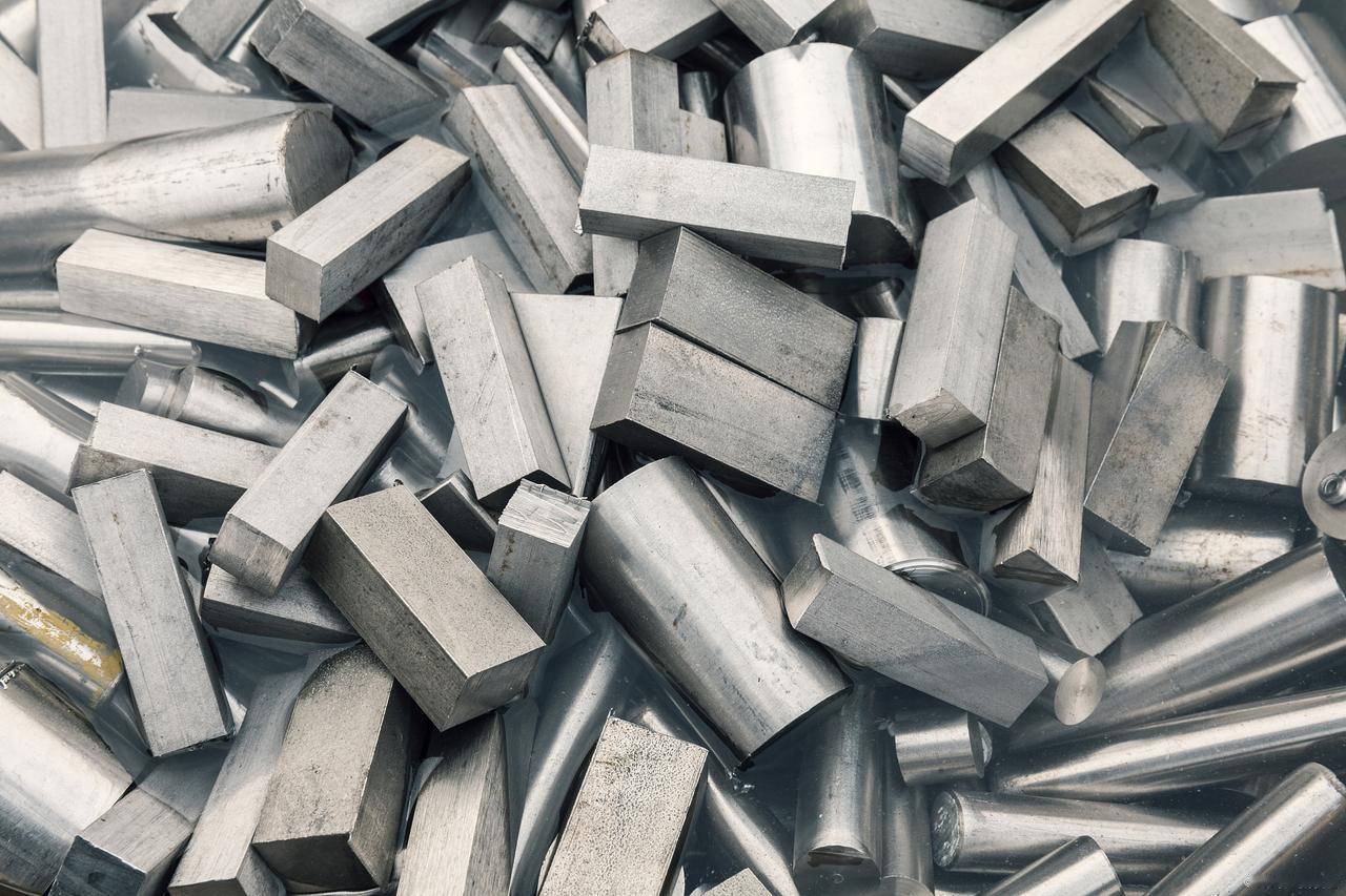 罗马皇帝克劳狄斯站在元老院里，四肢抖个不停，嘴角流着涎水，说出的话颠三倒四。
