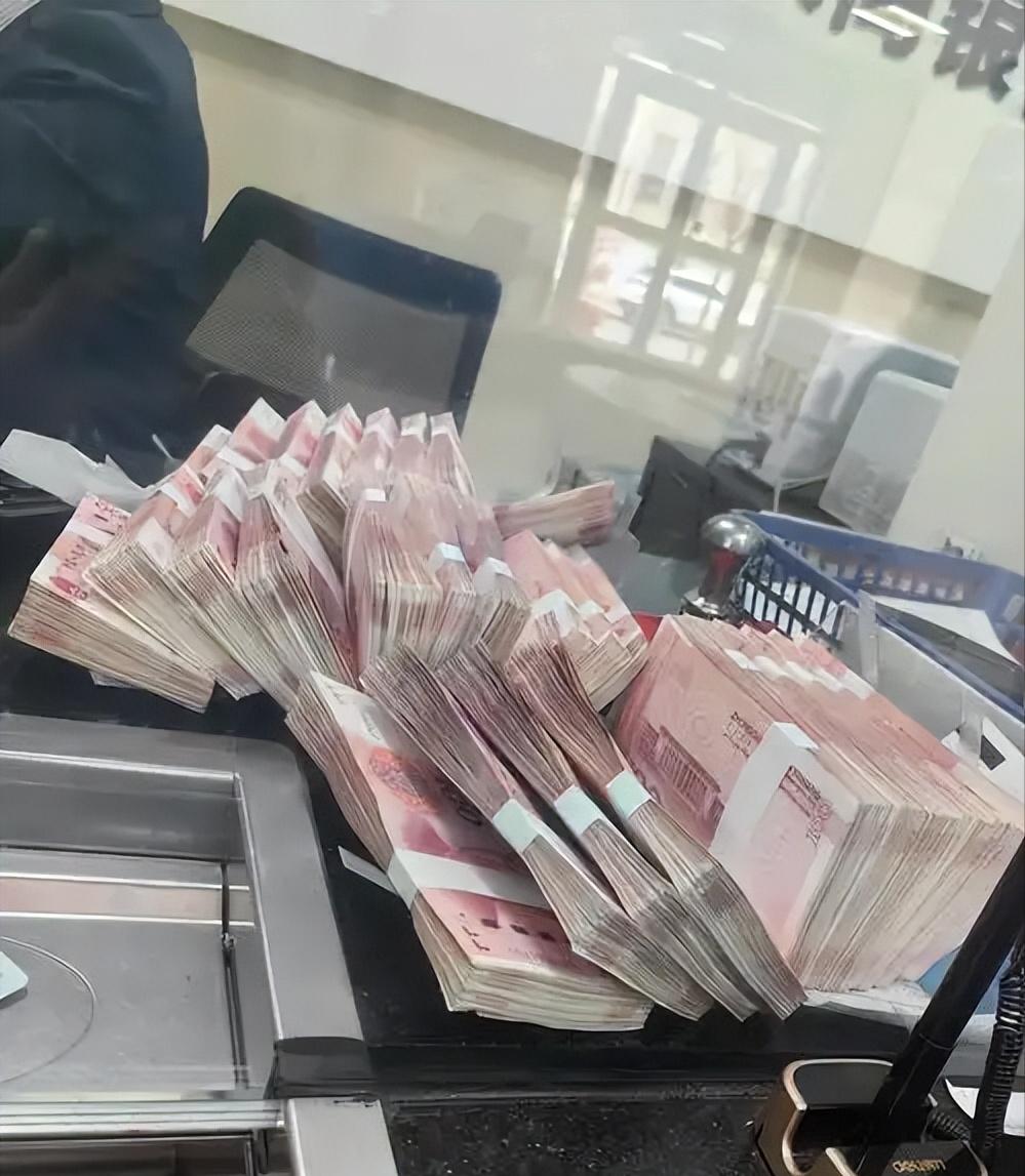 黑龙江，男子准备把3000万元存入银行，银行许诺3年期定期利率4%，折合每年可以