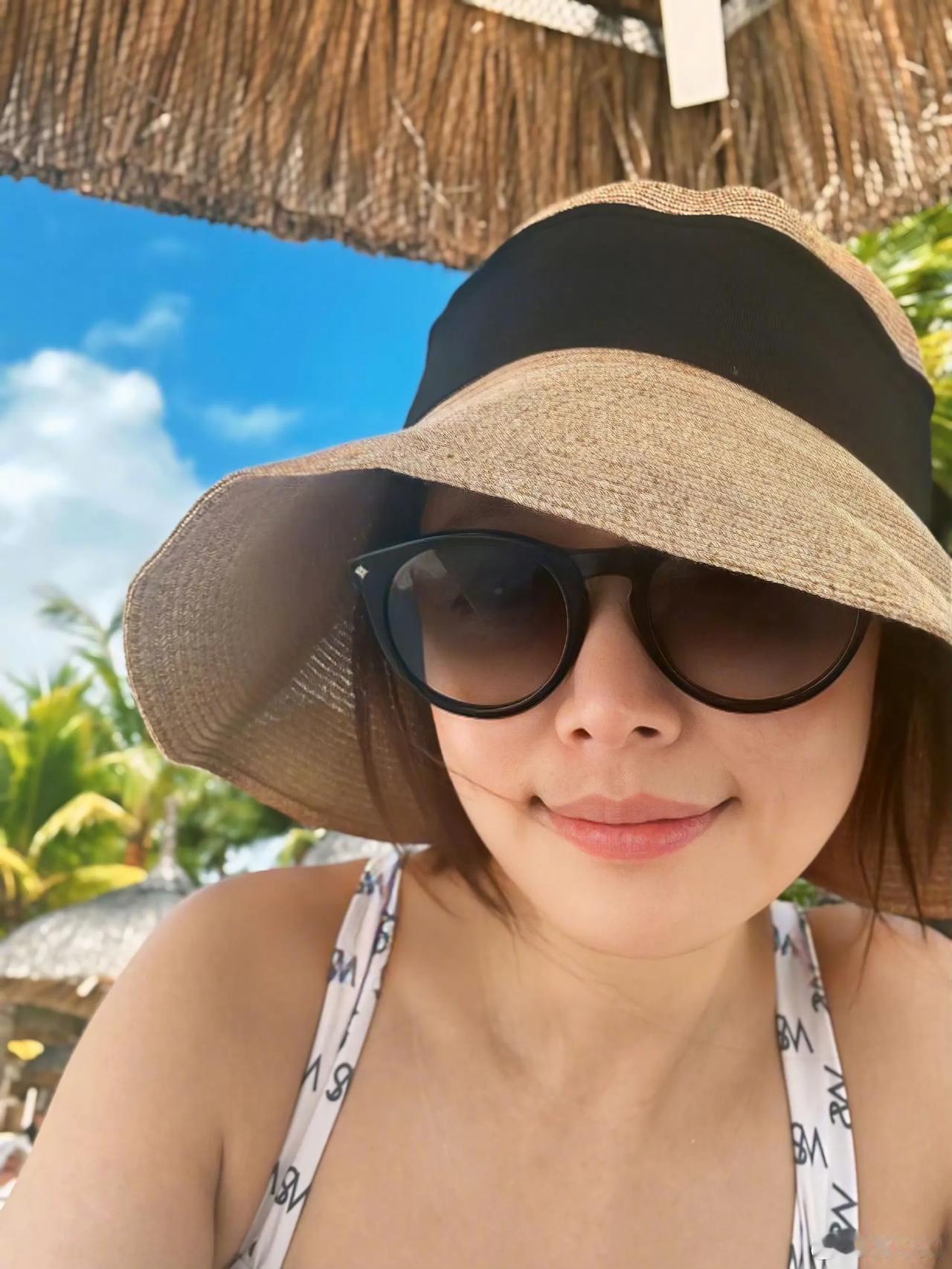 近日，林心如发了海边泳装照，真的颜值在线，好年轻，还是那个紫薇格格，天然美女就是