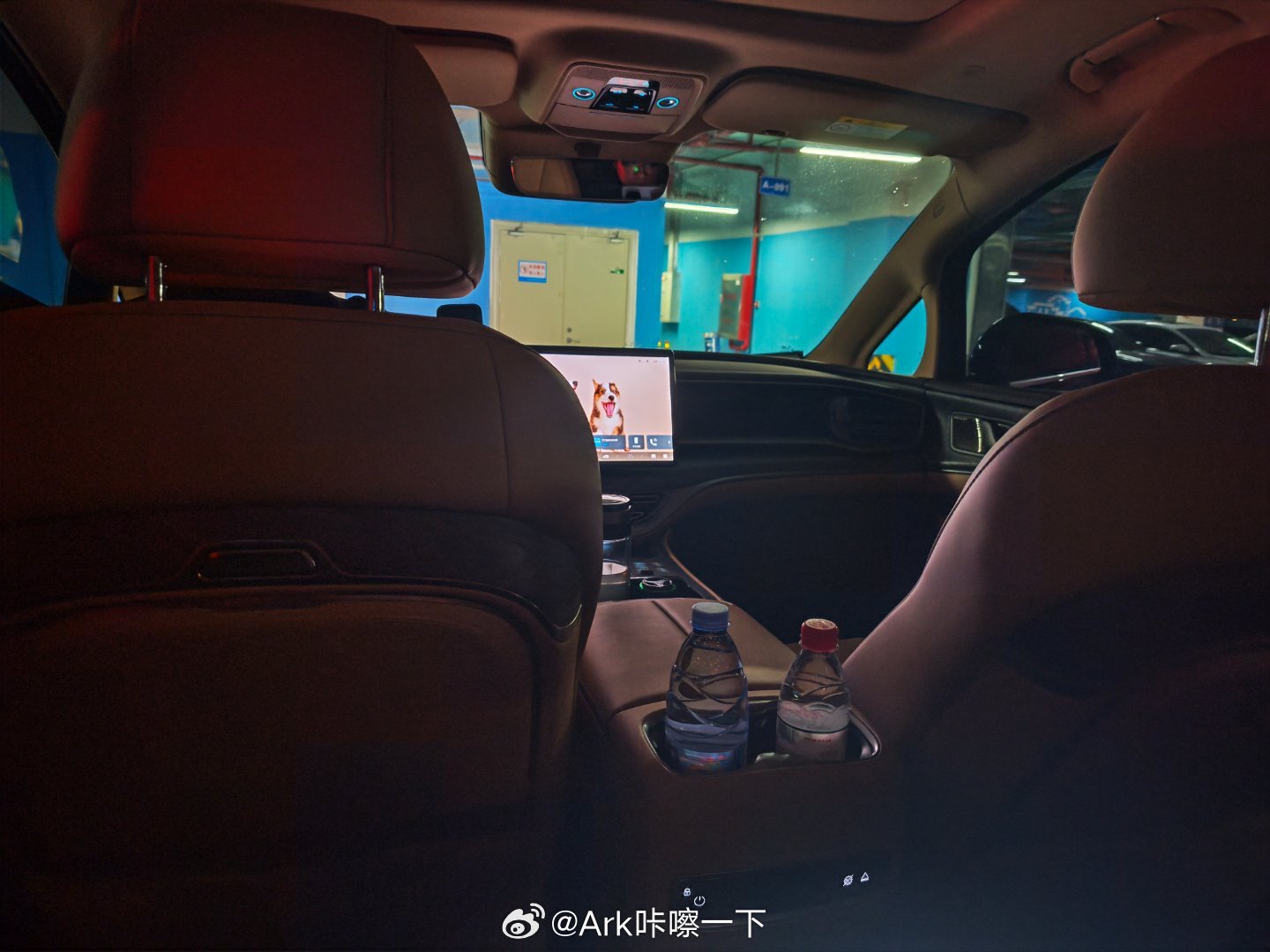 又来长沙参加明天的华为发布会了，接我的师傅开的是腾势D9，这还是我第一次坐这车呢