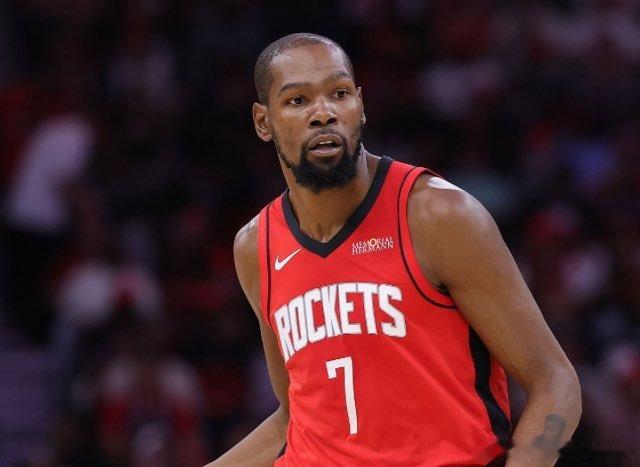 在开赛季的两场比赛中，杜兰特场均30分6篮板2助攻1.5抢断，投篮命中率53%，