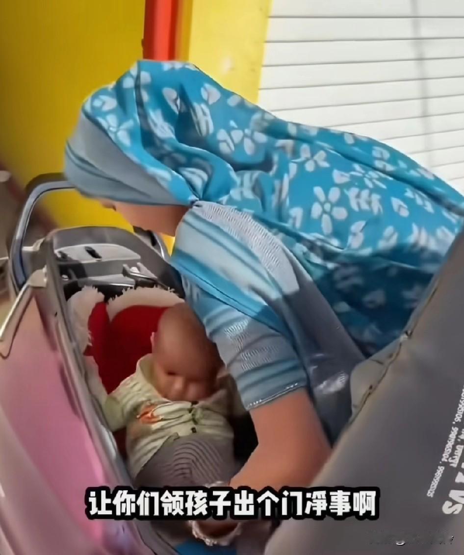 原来电瓶车的坐垫箱是这么用的啊？又学会了！
别人是落后不是傻，总比抱着骑安全多了