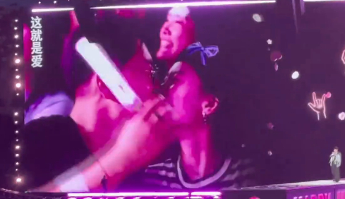#杜海涛沈梦辰在张杰演唱会亲了# 啊呀！张杰演唱会唱《这就是爱》的时候大屏镜头给
