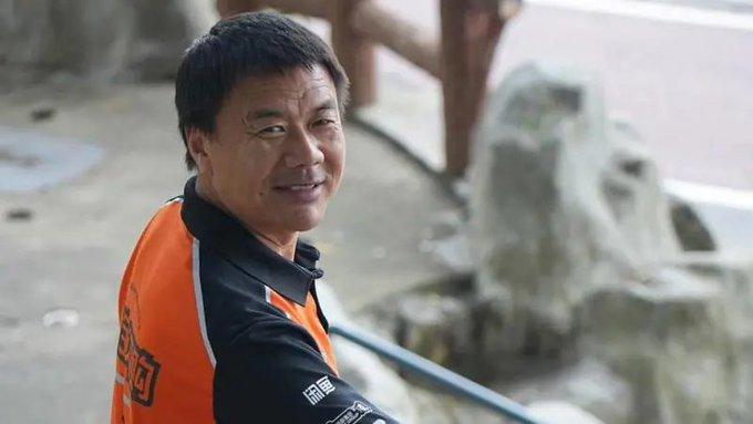 一名穿梭大街小巷的外卖骑手，写出了打动无数人的诗歌。
王计兵凭借诗集《赶时间的人
