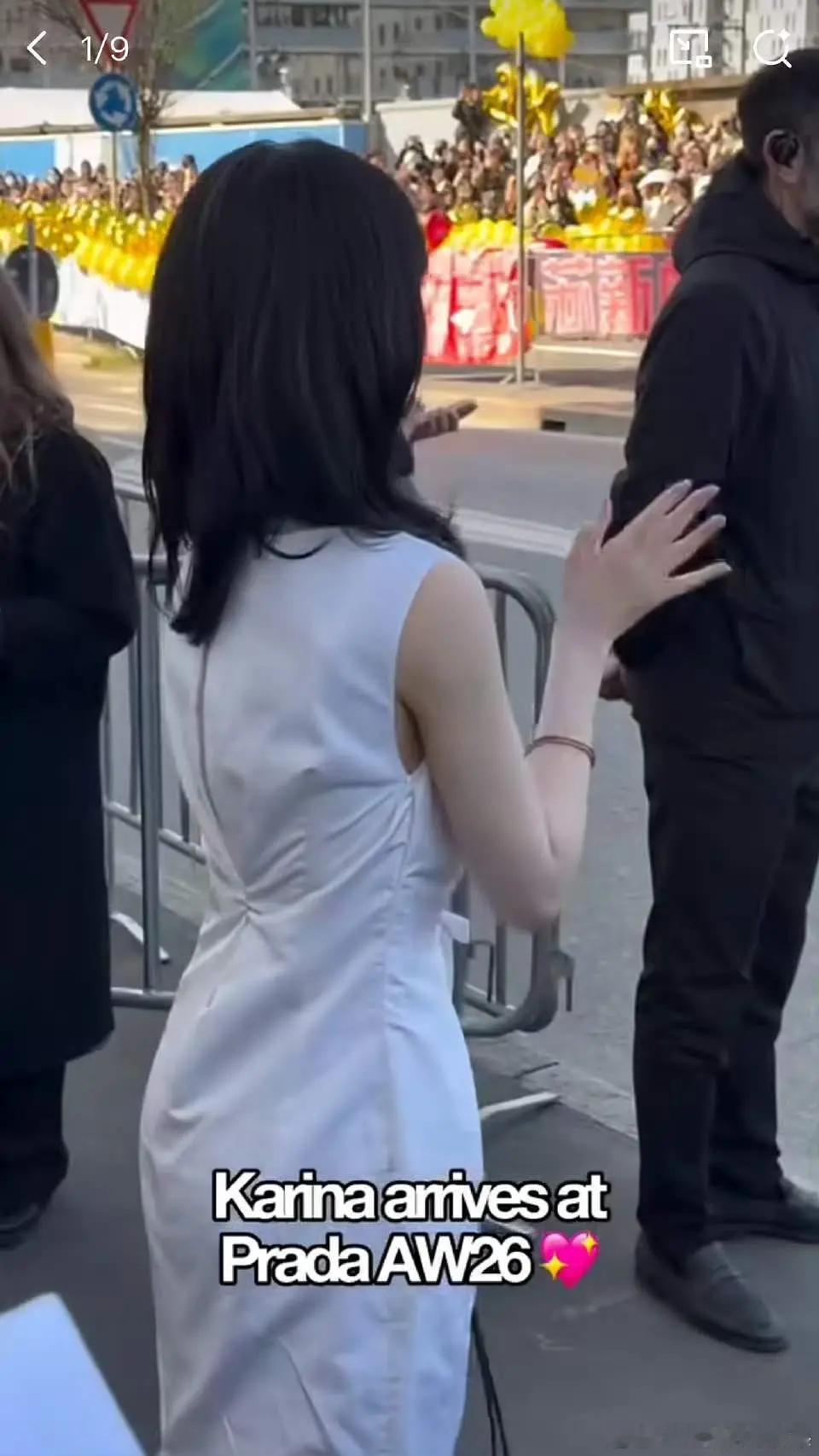 柳智敏背景瞩目楼丝到哪都不忘抢栏杆柳智敏prada待遇柳智敏白裙看秀 TOP大秀