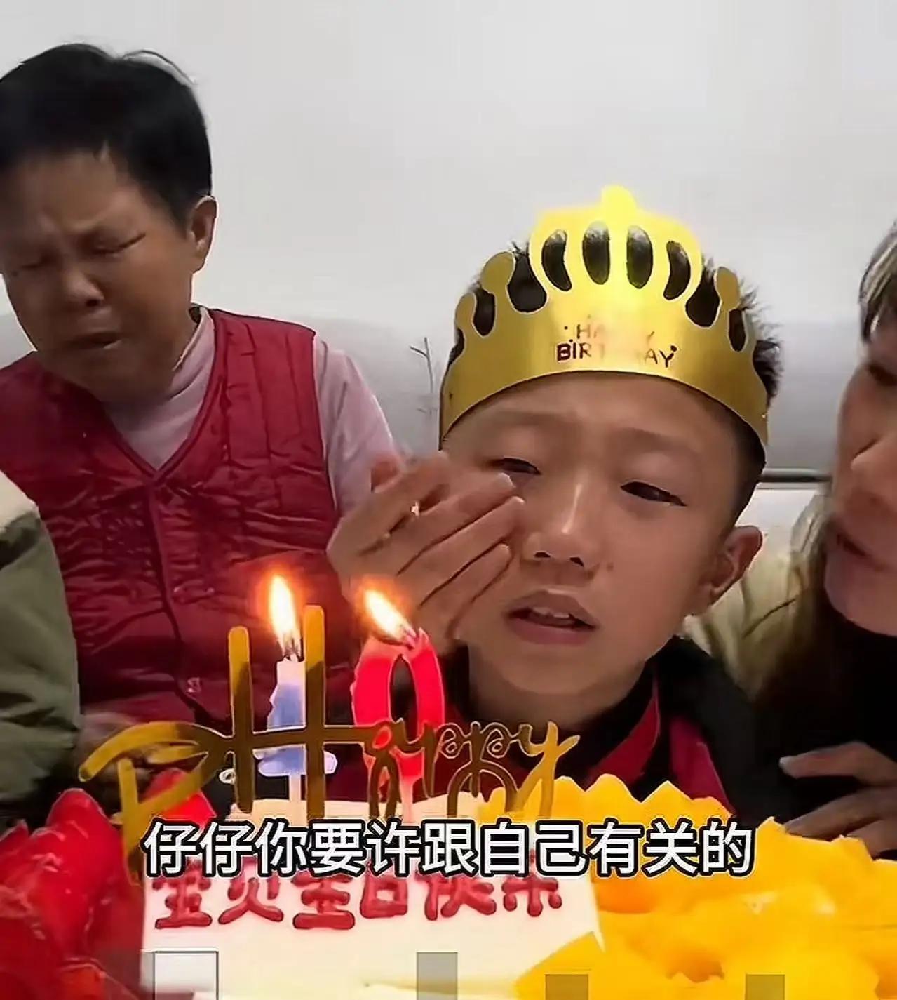 湖南，妈妈给儿子过生日，儿子许的愿望，让人听了眼泪直流！儿子：“我想要爸爸在天上