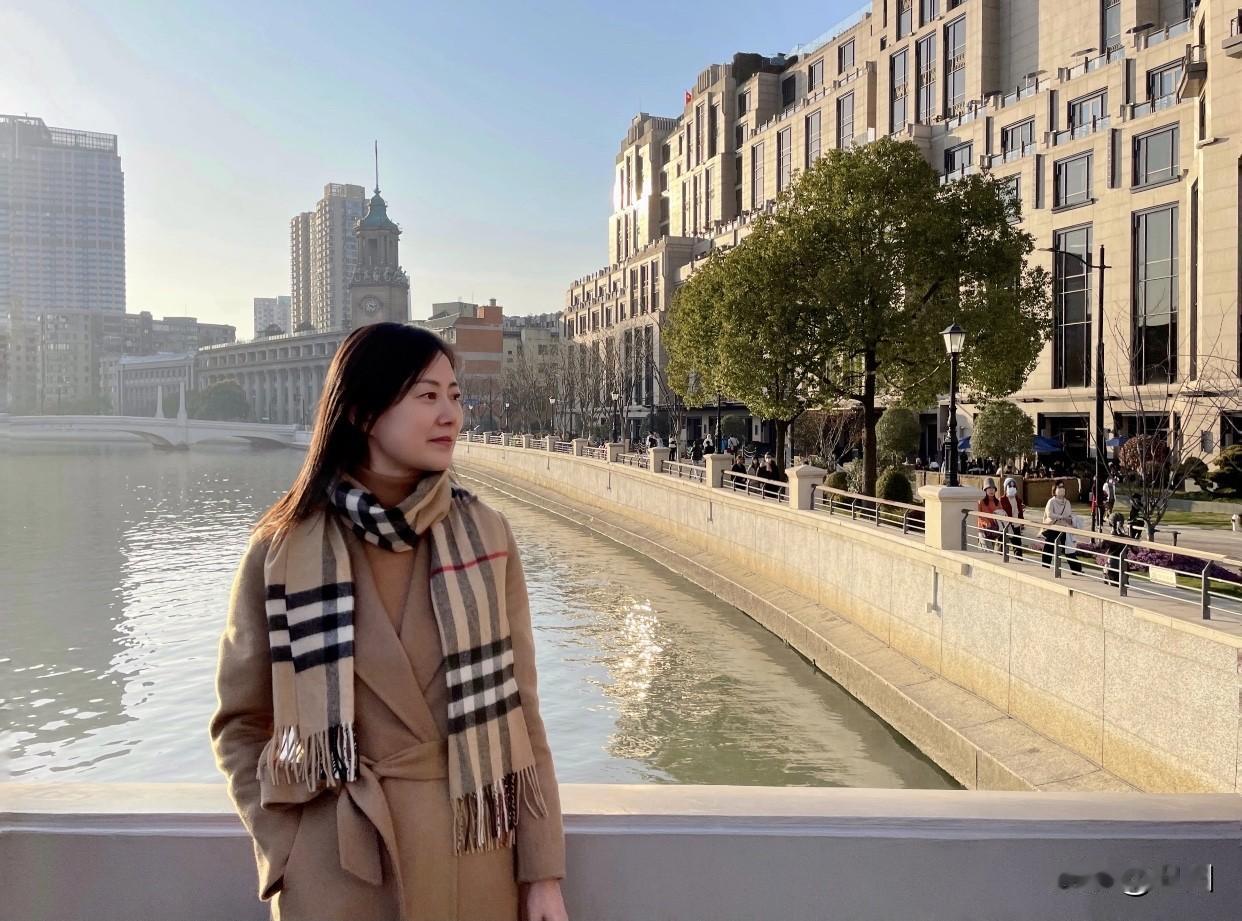 女人过了40岁如何更有气质?40+女人想要更有气质，穿衣是关键。可以多挑“贵肤色