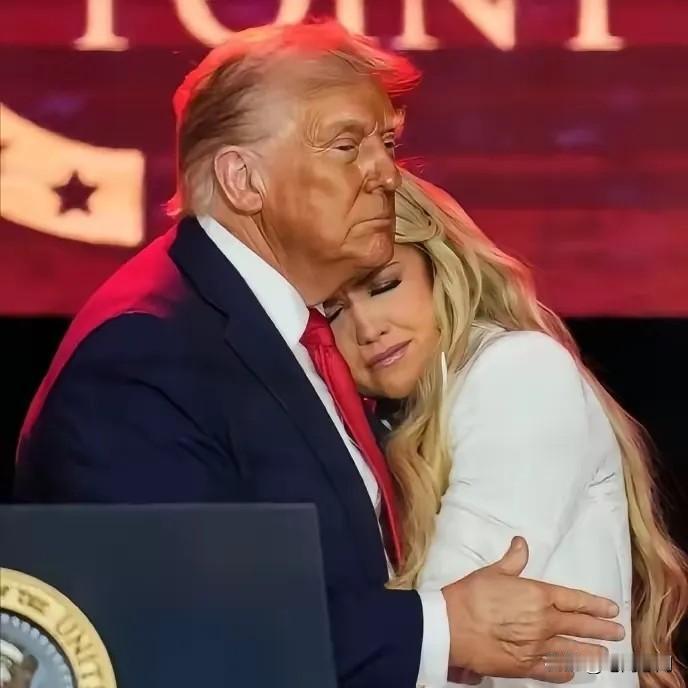 还记得之美国共和党议员查理·柯克的遗孀吗？对，就是那个不停往川普怀里钻的女人，她