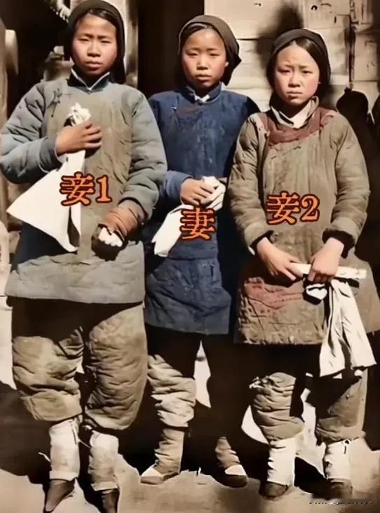 三寸金莲锁半生，一张旧照，看见旧时代女性的无奈与辛酸。
