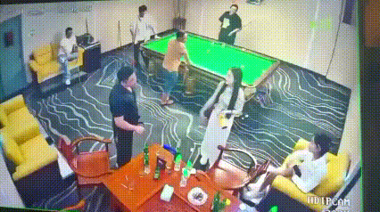 520表白玩过火！台球厅当众脱裤示爱太离谱了！ 
表达爱意有很多种，520本是浪