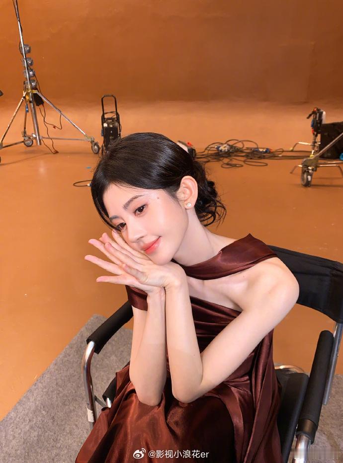 美得挪不开眼！鞠婧祎挂脖红绸裙 酒红色挂脖长裙优雅大气，红绸裙摆飘逸动人，肩颈线