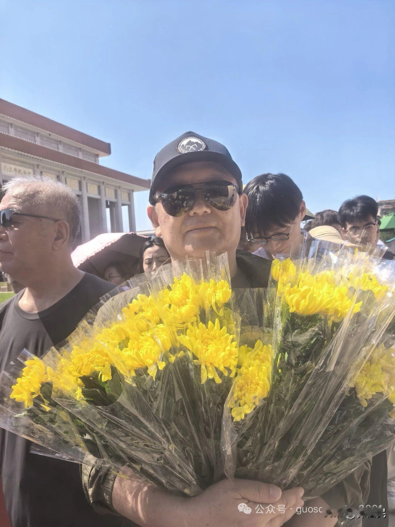 毛主席逝世50周年前夕，来到纪念堂，献上50朵菊花！