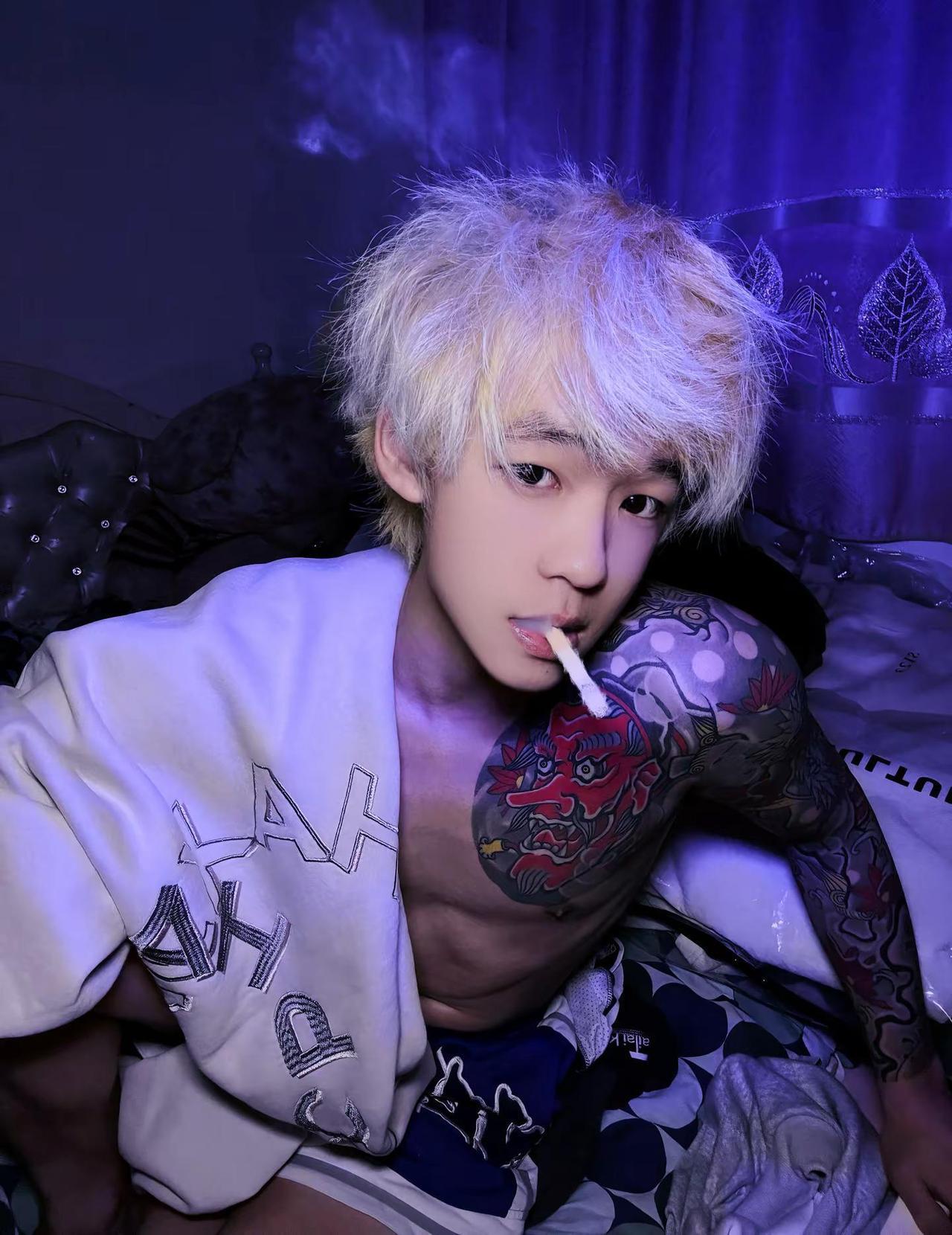 像你这样的人把纯真写脸上，我都得反过来看花臂