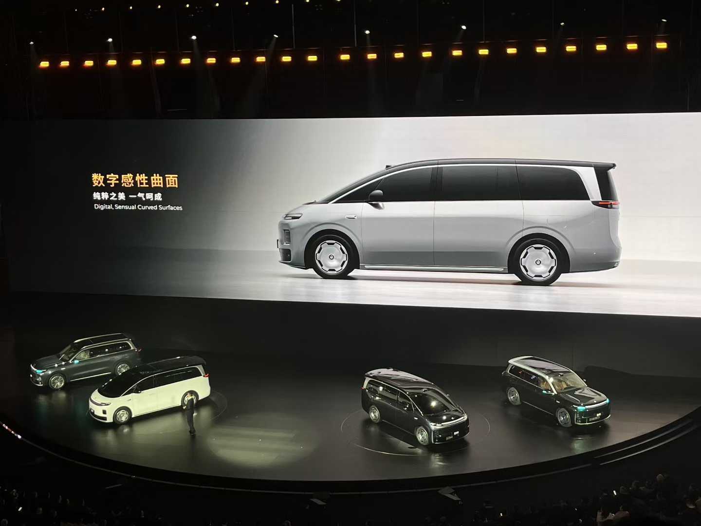 零跑9系豪华双旗舰同台首秀  零跑 “9 系” 实际对应市场俗称的旗舰 D 平台