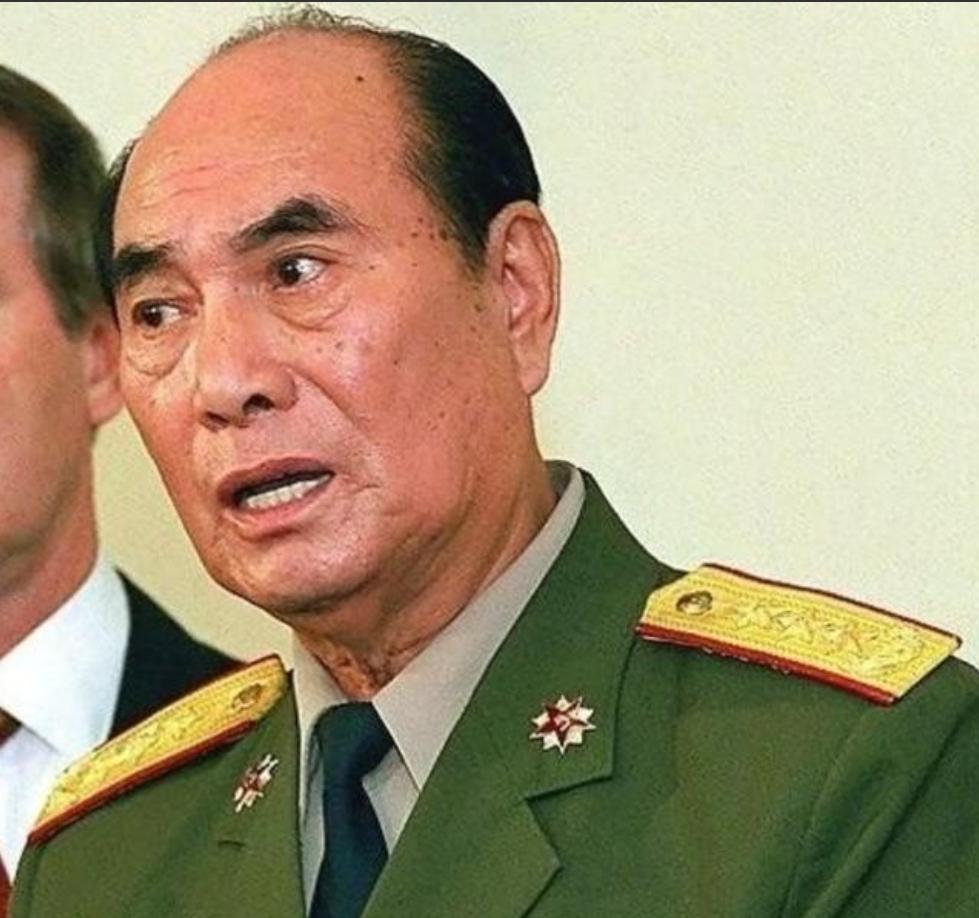 1989年，时任广州军区司令的张万年将军在夜间值班时想抽烟，发现烟抽完了，便叫来