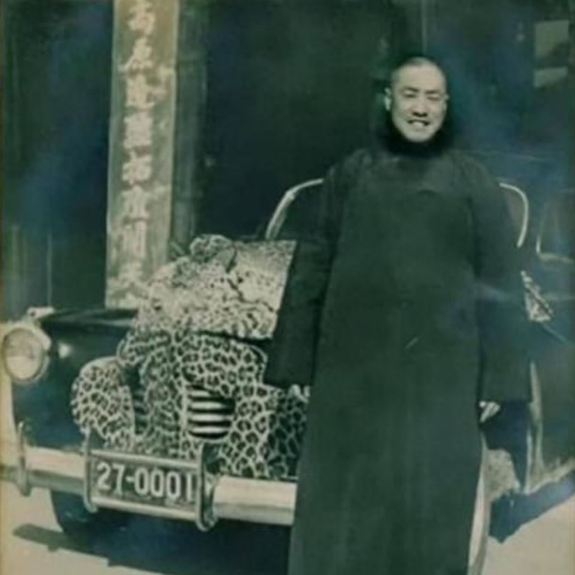 1937年，青海省政府主席马麟家里遭了贼，他家祖传的玉麒麟被盗走。马麟气得大发雷