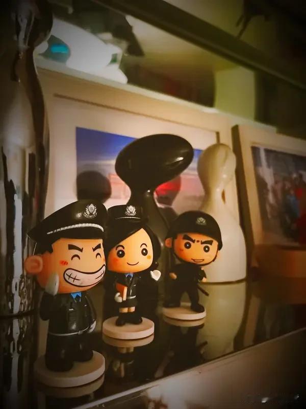 警徽闪耀护平安：2025年刑事发案率显著下降12.8%，暴力案件锐减。这一年，3