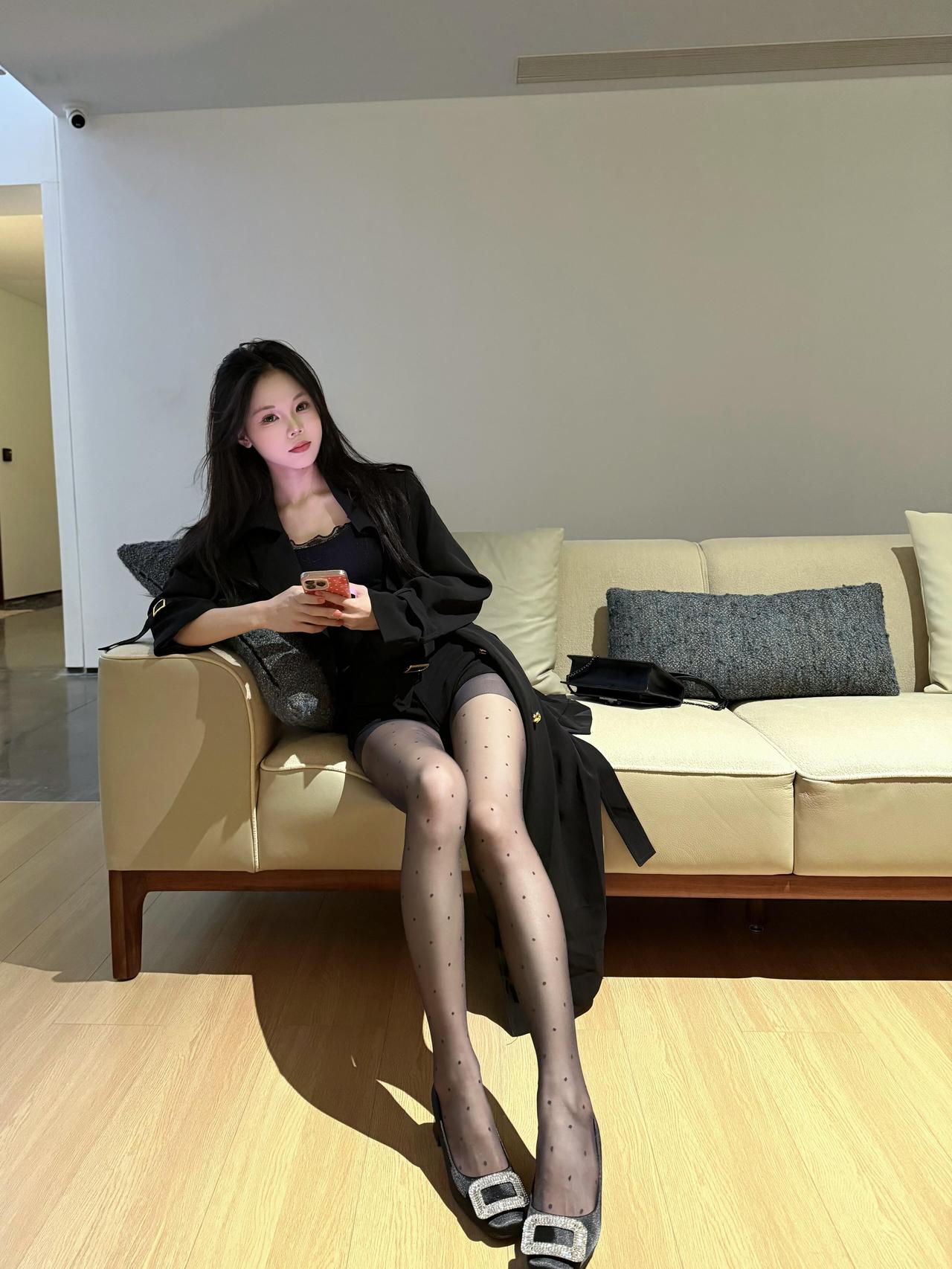 好腿 下辈子还用你。
怎样穿搭能显示出温柔的女生气质?