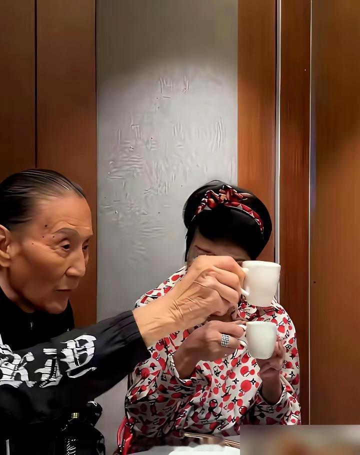 89岁谢贤，4个护工24小时轮班。 曾经的四哥，如今出行全靠轮椅。但身边，永远有