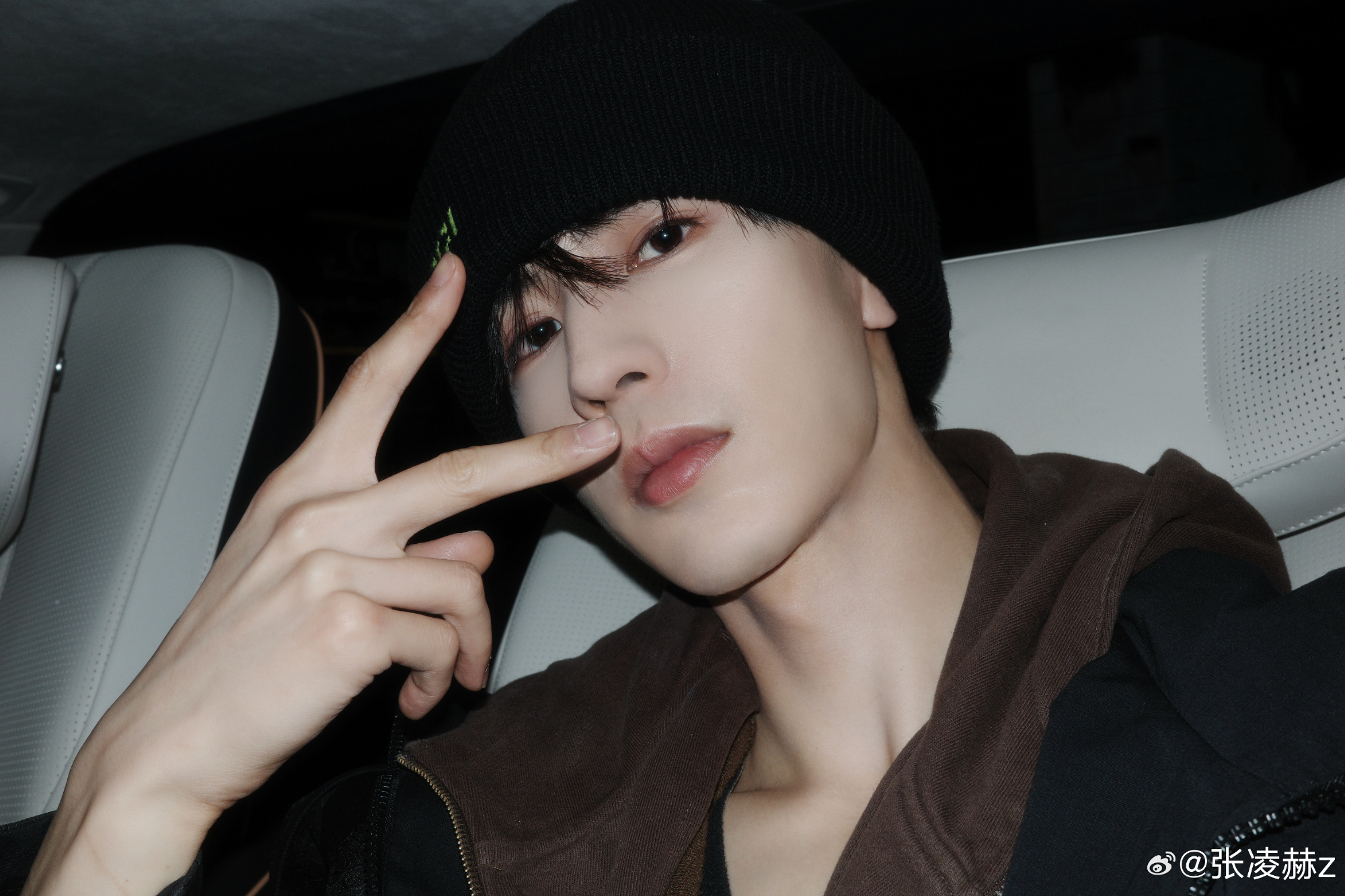 谢征替张凌赫买单第一次见到爱豆用脸帮粉丝买单逐玉26集封神谢征化身真人买单卡，替