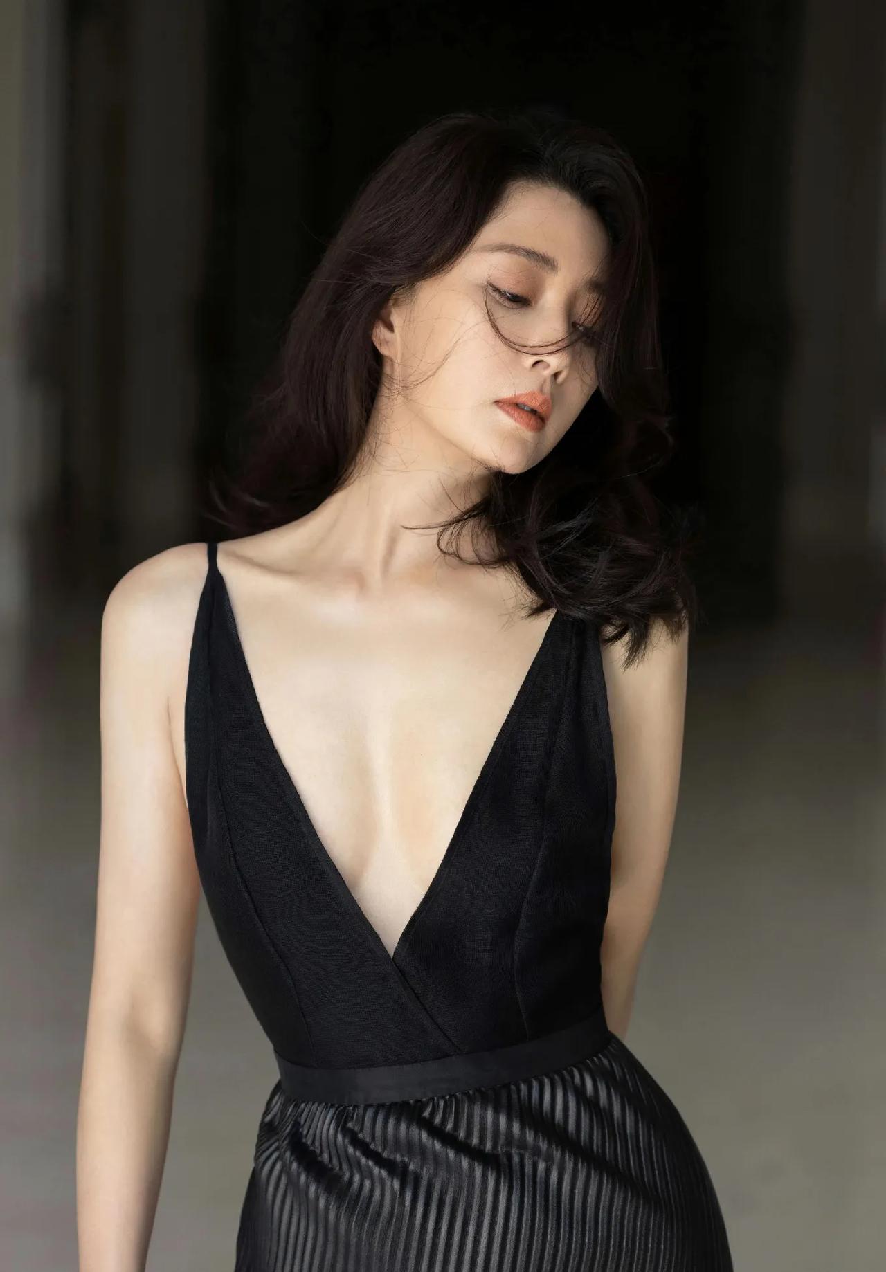 被殷桃的黑裙造型狠狠惊艳到了！
 
经典的黑色吊带长裙，剪裁利落又不失女人味。不