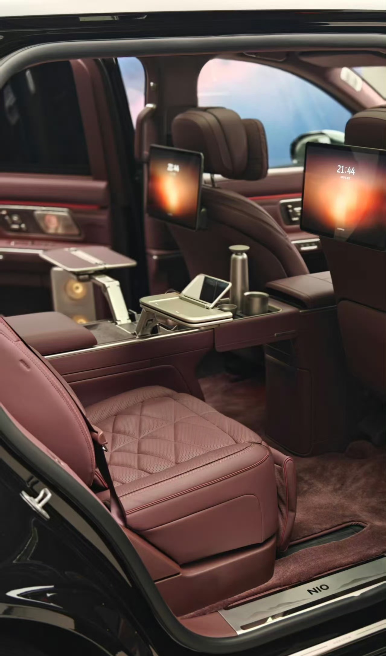 蔚来ES9内饰曝光，看来确实还是后背屏。中岛倒是OK豪华感不错，但是背屏从用的感