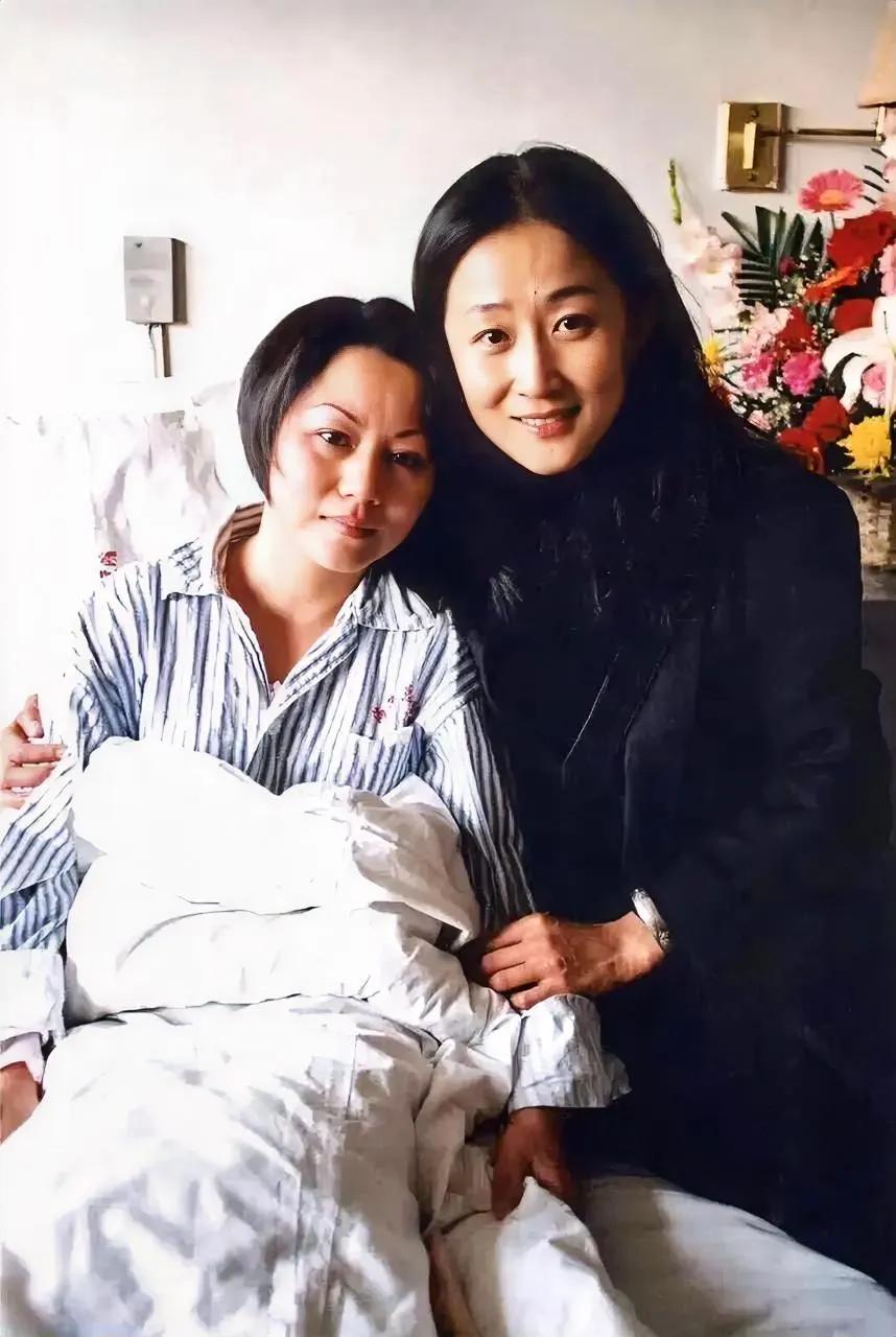 2001年4月，演员陈瑾如约来到医院看望王伟烈士的遗孀，两人留下了这一张珍贵的合