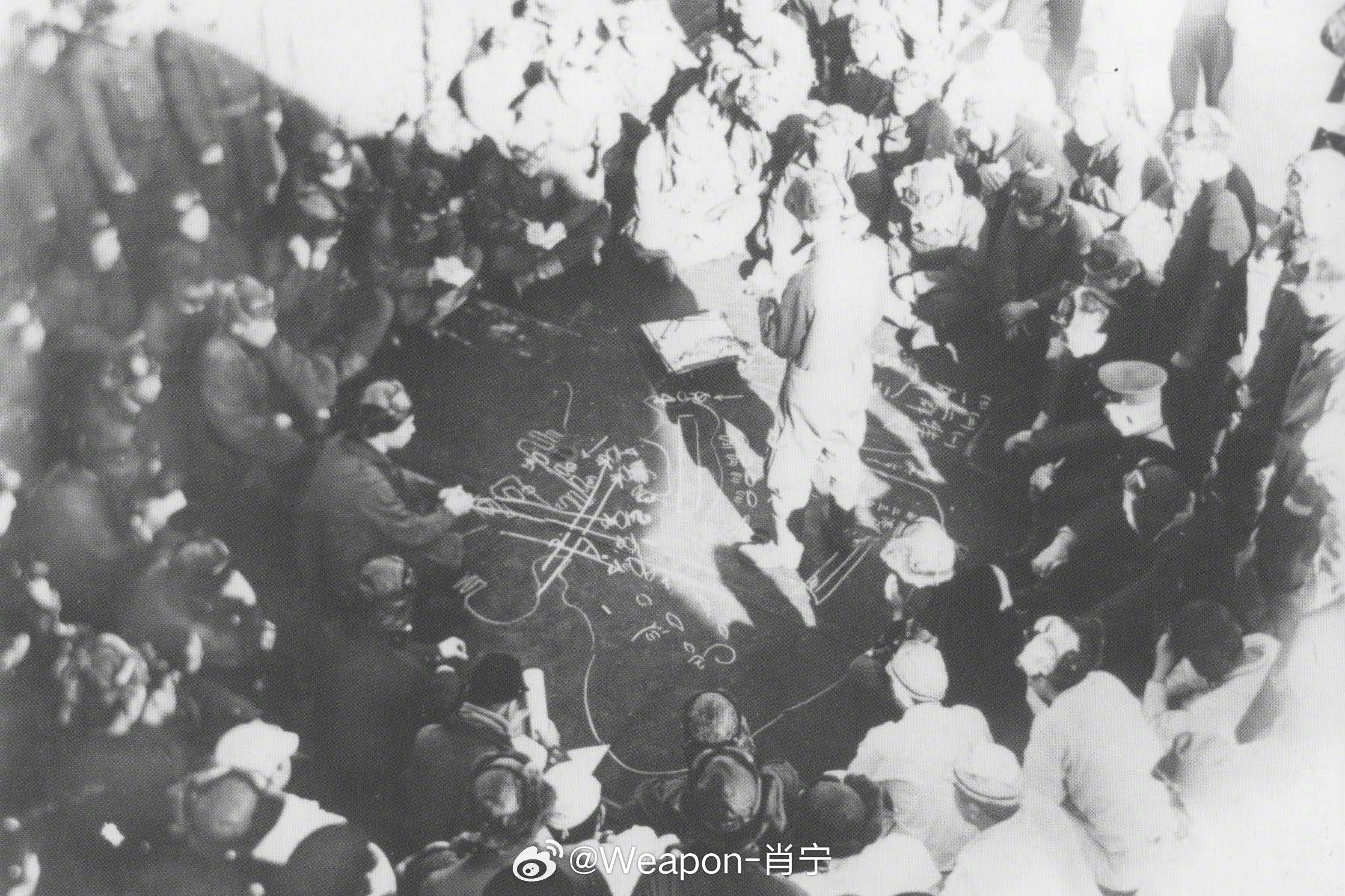#照片中的历史[超话]#  1941 年12月7日，日本海军北岛一郎中尉向航空母