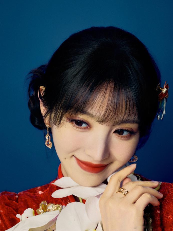 田曦薇央视春晚出图田曦薇央视春晚造型出图田曦薇央视春晚造型出图啦，好甜好喜庆！除