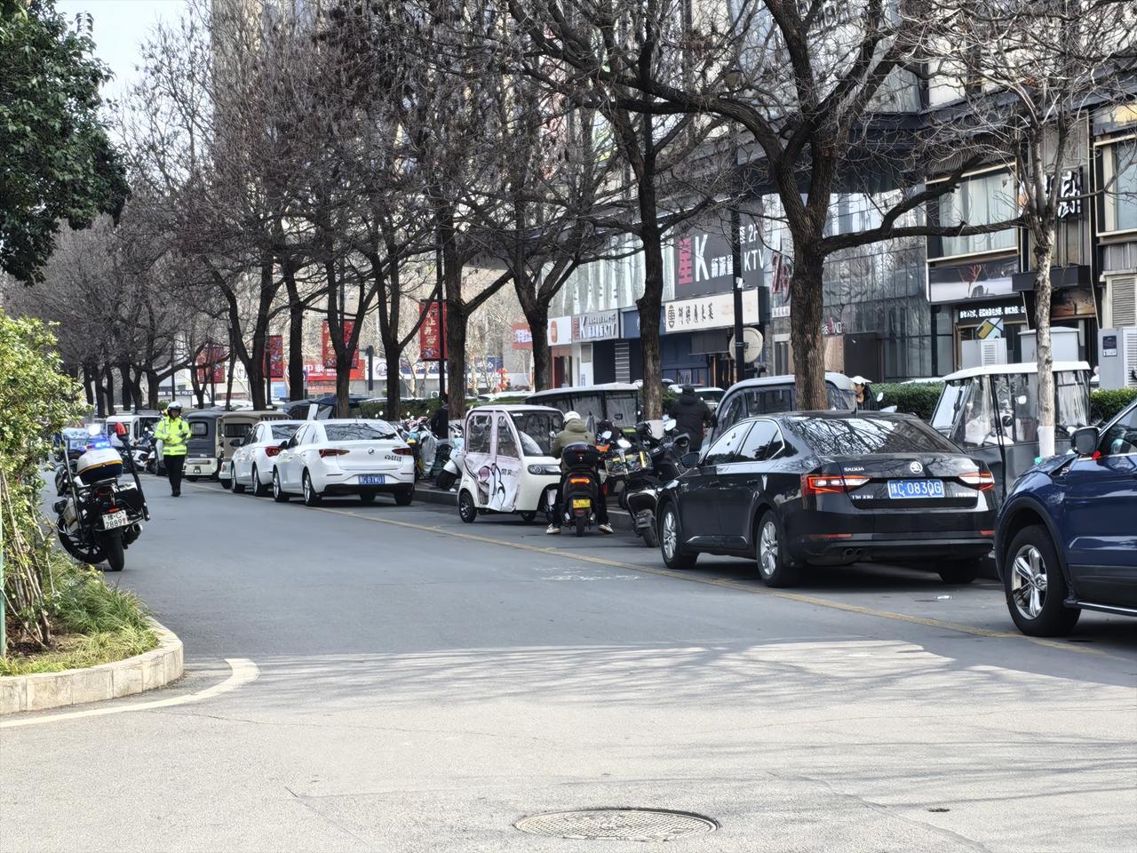 今天出门办事，找了个地儿停车，结果回来远远的看见交警贴条了。本来想着省点停车费，