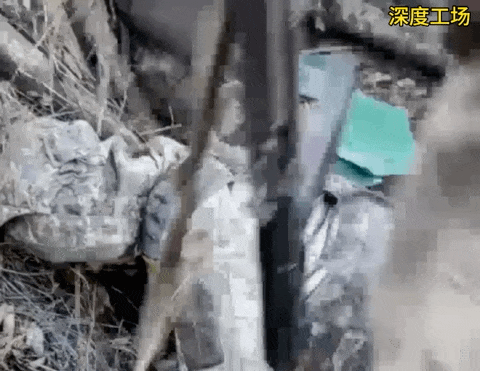 摧毁！摧毁！乌克兰军队死守阵地，俄军攻陷战壕以后，发现阵亡的乌克兰女兵尸体。乌军