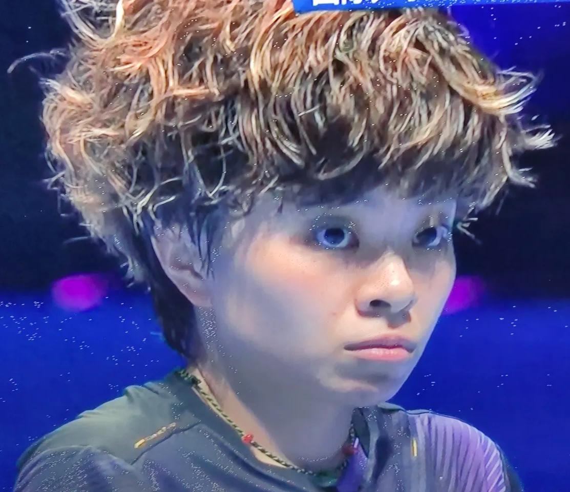 大迪这是越老越妖！一是因为发型太酷，作为国乒主力中年龄最大的球员，十八九岁的也没