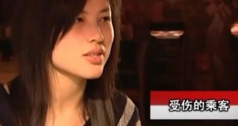 江西女导游车祸昏迷14天，醒来后就告诉母亲：“救我的人，是个白衣男子！”医护人员