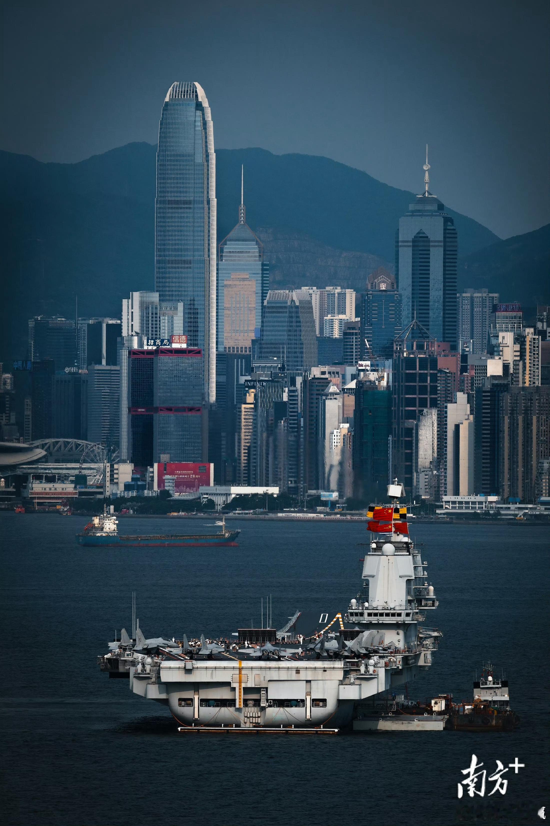 以前觉得航空母舰距离是帝国大杀器，遥不可及，现在咱们自己已经一辆接一辆的下海。以