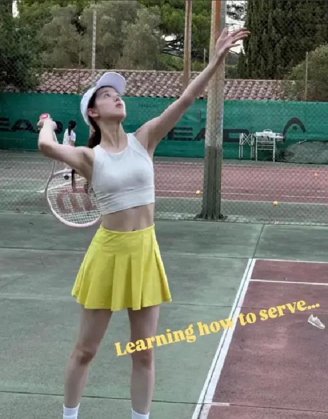 说起章泽天，大家印象最深的可能还是当年那个清纯的“奶茶妹妹”。嫁给刘强东，又生了