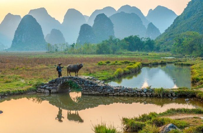 “ 山外清江江外沙，白云静处有人家 ...” 