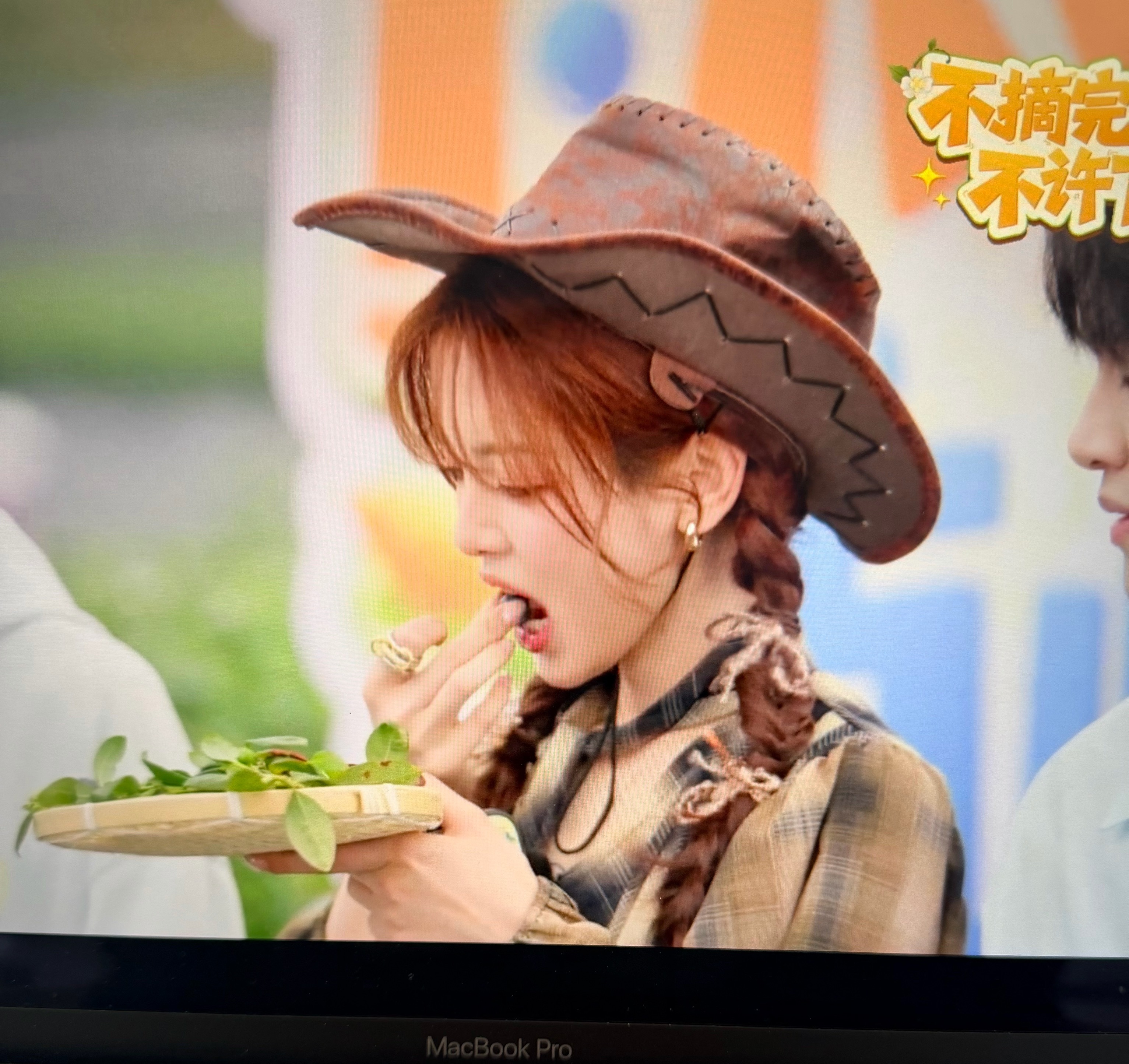 杨超越一直在吃（不好的🫐都被她吃掉）