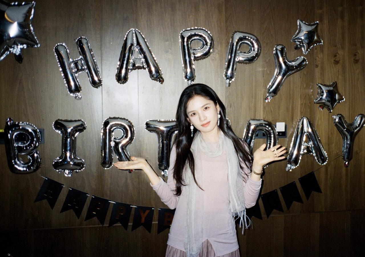 7月10日，李现晒张婧仪美照，并配文：“ 我拍的张婧仪，生日快乐”！

今天是张